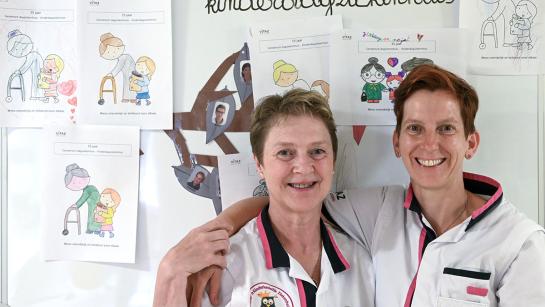 Verpleegkundigen Eve Van Den Bergh en Linda Belleter van het Geriatrisch Dagziekenhuis en het Kinderdagziekenhuis