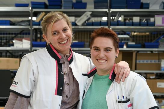 Ziekenhuisapotheker Charlotte Verstringe en apotheekassistente Tessa Weyn van de apotheek van Campus Moerland in Sint-Niklaas