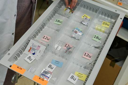 Apotheekassistenten leggen medicatie klaar op afdelingen