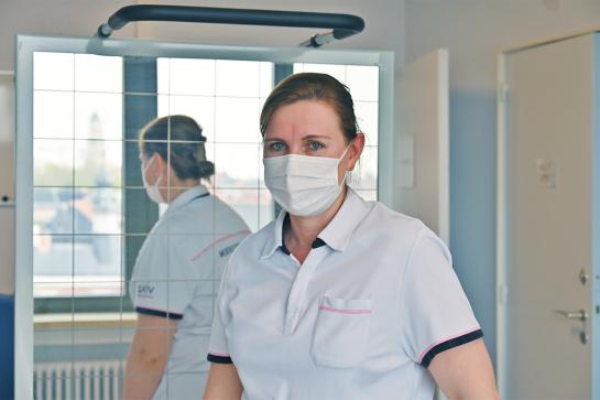 Ergotherapeute Els Poppe van valkliniek Geriatrisch Dagziekenhuis Lokeren