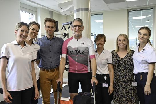 V.l.n.r.: ergotherapeute Katrien Vinck, kinesitherapeute Jirka Van Goeye, dokter Wouter Sabbe, Jos De Kesel, kinesitherapeute Stefanie Lievens, psychologe Virginie Sack en ergotherapeute Kaya Claessens.