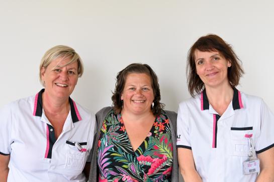 Valerie en twee verpleegkundigen van het Oncologisch Dagziekenhuis in Beveren