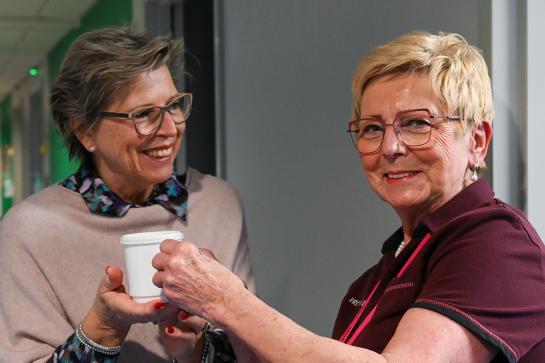 Vrijwilligster Christiana helpt bij Heelkunde 3