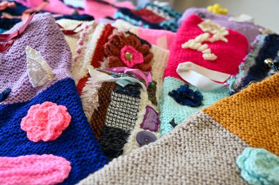 De snoezelmoffen voor patiënten met dementie, ook gekend als voeltunnels of twiddle muffs