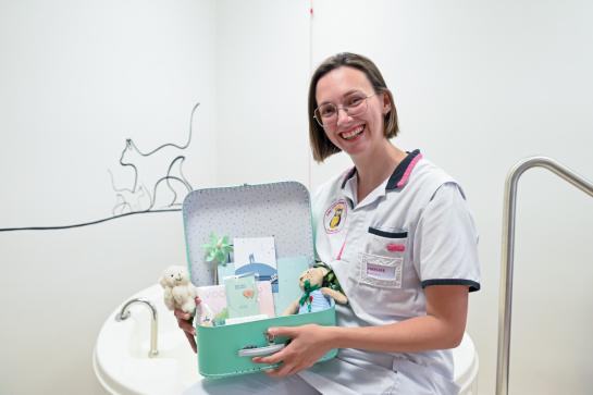 Vroedvrouw Marijke Baete Materniteit met koesterkoffer Berrefonds