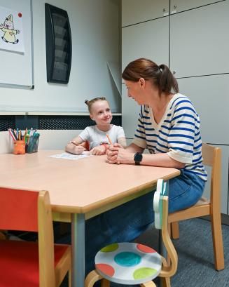 PROSA patiënte Roos en mama Katrien in de wachtzaal voor de consultatie